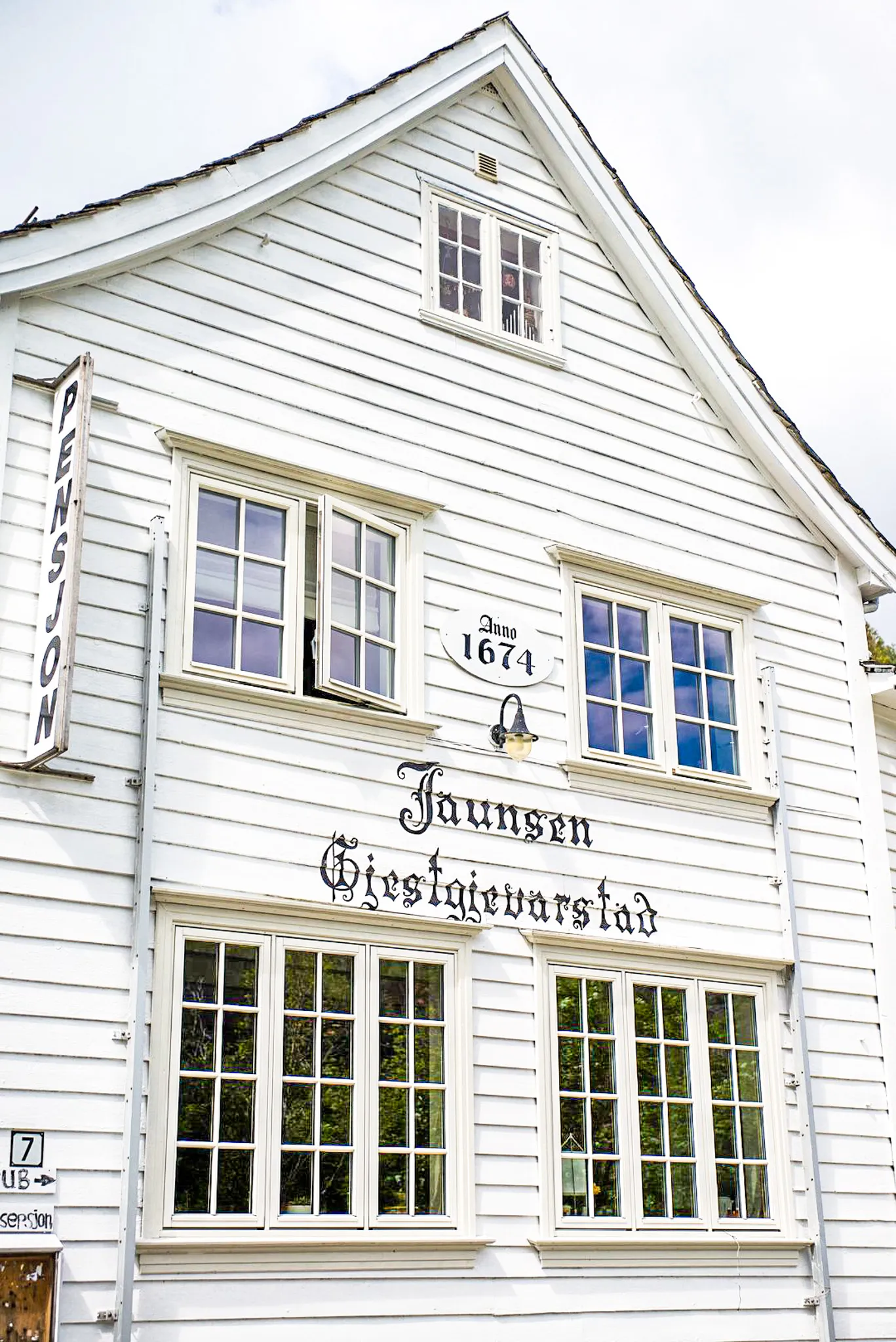 photo of the front porch of the Jaunsen hotel