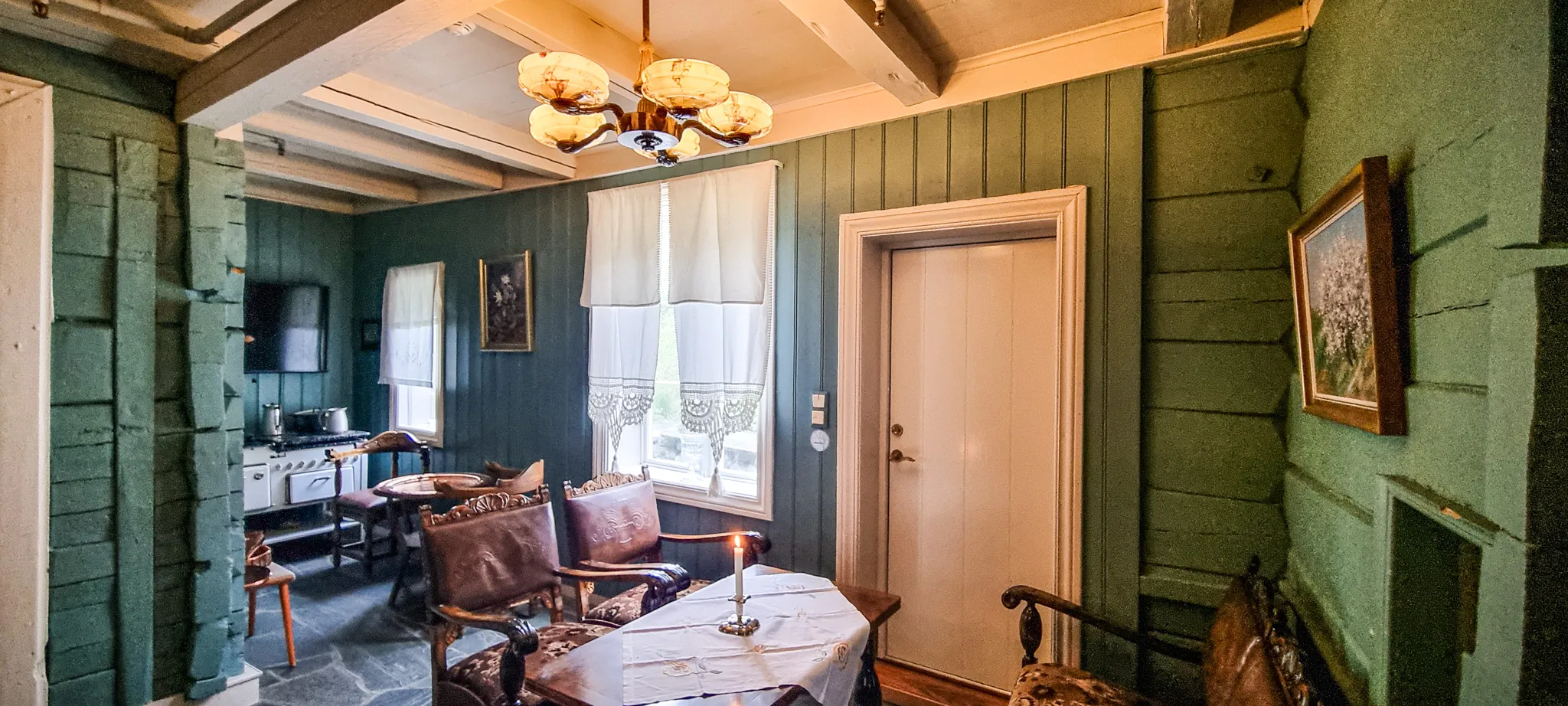 photo of the salon with historic furniture